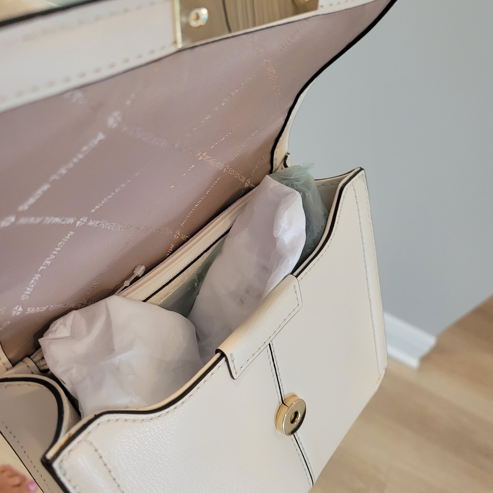 Michael Kors Cream Crossbody Bag with Gold Hardware - Picture 4 of 6